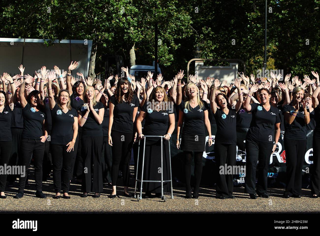 Gareth Malone e alcuni dei 650 membri del Coro delle mogli militari a Wellington Barracks a Londra, dove hanno lanciato un nuovo album e la Military Wives Choir Foundation. Foto Stock