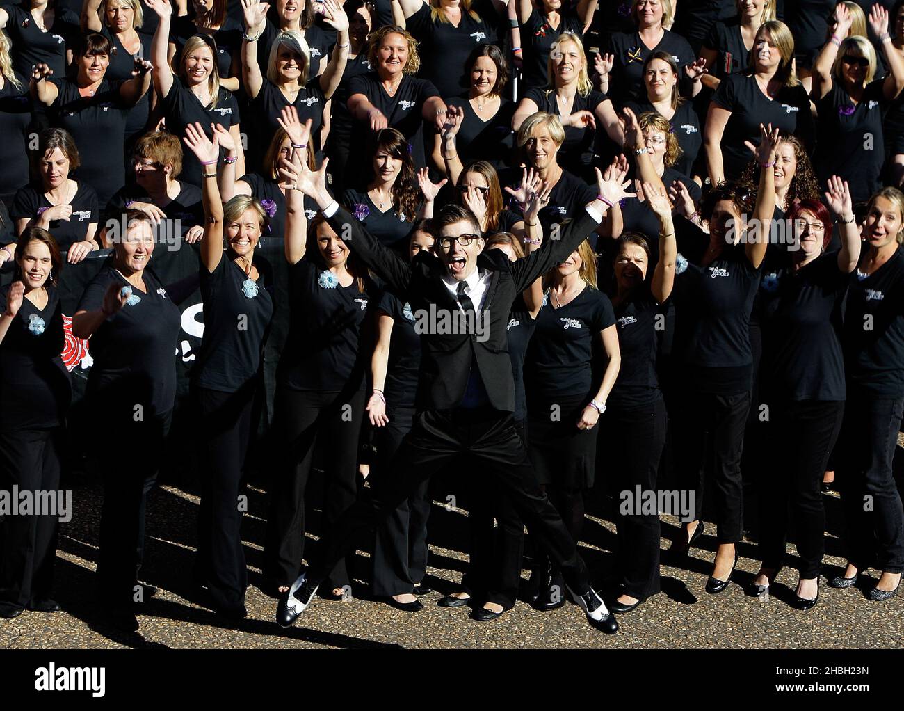 Gareth Malone e alcuni dei 650 membri del Coro delle mogli militari a Wellington Barracks a Londra, dove hanno lanciato un nuovo album e la Military Wives Choir Foundation. Foto Stock