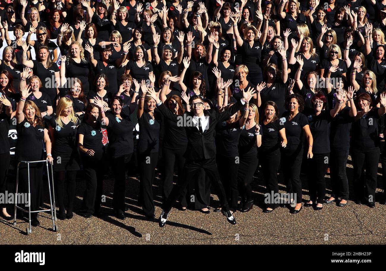 Gareth Malone e alcuni dei 650 membri del Coro delle mogli militari a Wellington Barracks a Londra, dove hanno lanciato un nuovo album e la Military Wives Choir Foundation. Foto Stock