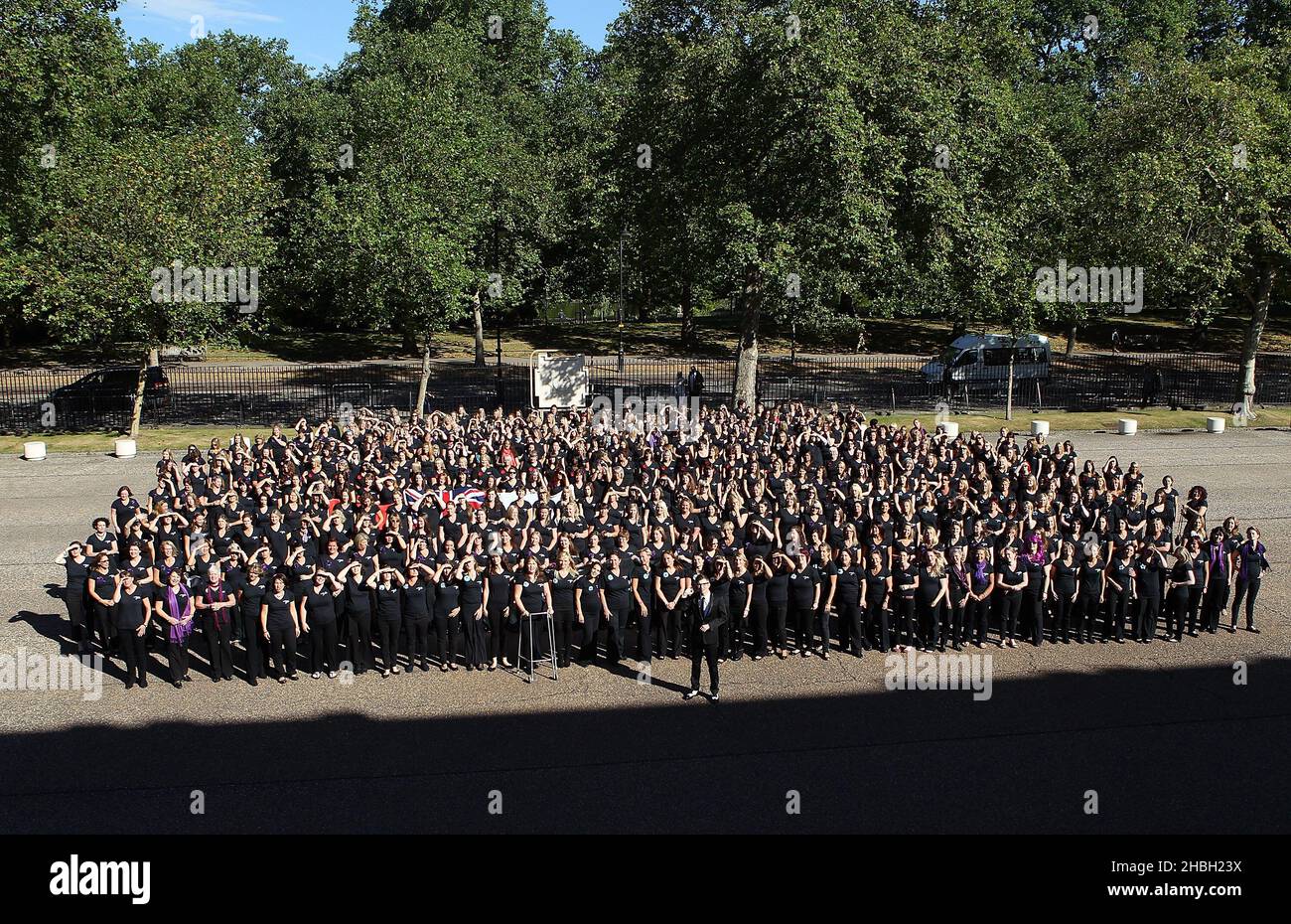 Gareth Malone e alcuni dei 650 membri del Coro delle mogli militari a Wellington Barracks a Londra, dove hanno lanciato un nuovo album e la Military Wives Choir Foundation. Foto Stock