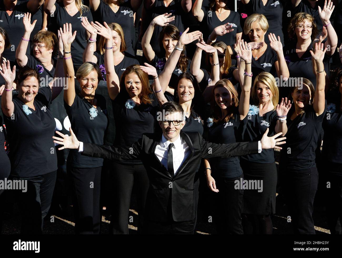 Gareth Malone e alcuni dei 650 membri del Coro delle mogli militari a Wellington Barracks a Londra, dove hanno lanciato un nuovo album e la Military Wives Choir Foundation. Foto Stock