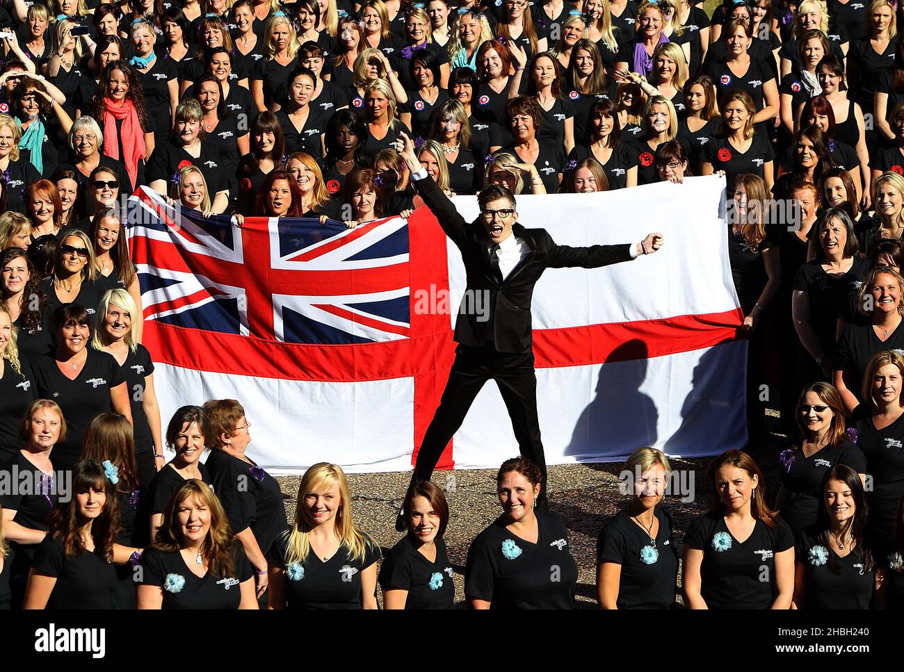 Gareth Malone e alcuni dei 650 membri del Coro delle mogli militari a Wellington Barracks a Londra, dove hanno lanciato un nuovo album e la Military Wives Choir Foundation. Foto Stock
