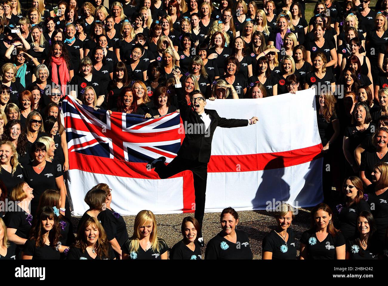 Gareth Malone e alcuni dei 650 membri del Coro delle mogli militari a Wellington Barracks a Londra, dove hanno lanciato un nuovo album e la Military Wives Choir Foundation. Foto Stock