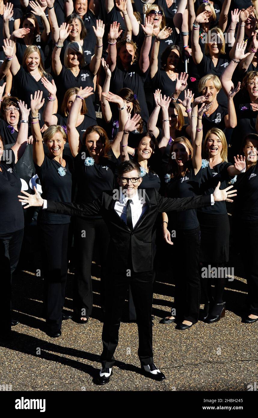 Gareth Malone e alcuni dei 650 membri del Coro delle mogli militari a Wellington Barracks a Londra, dove hanno lanciato un nuovo album e la Military Wives Choir Foundation. Foto Stock