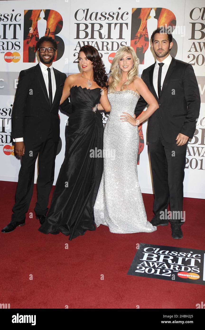 Peter Braithwaite, Monica McGhee, Victoria Gray e David Gray del gruppo Amore al 2012 Classic Brit Awards al Royal Albert Hall Foto Stock