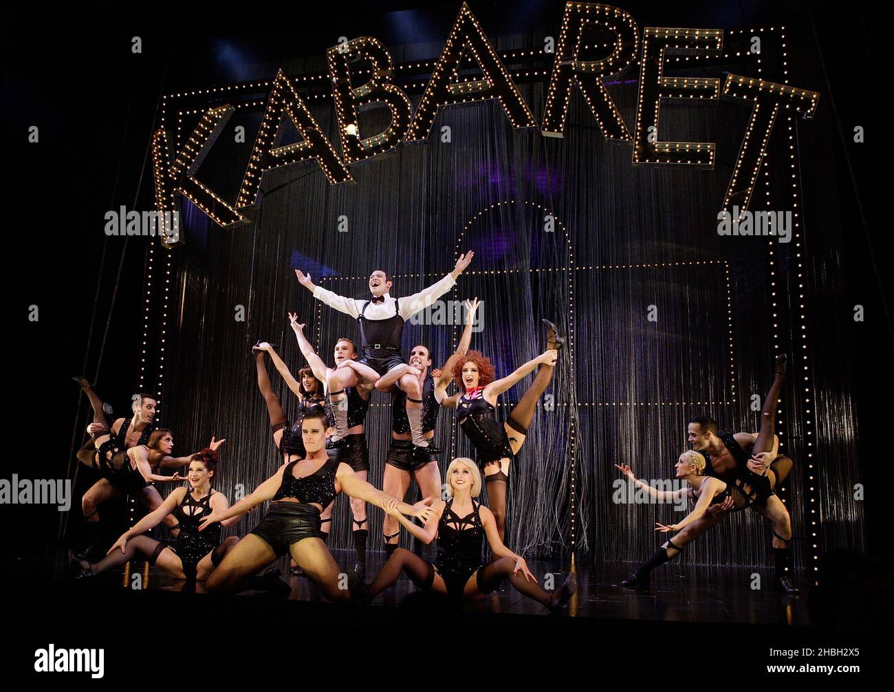 Will Young si esibisce sul palco al Kabaret Photocall al Savoy Theatre di Londra. Foto Stock