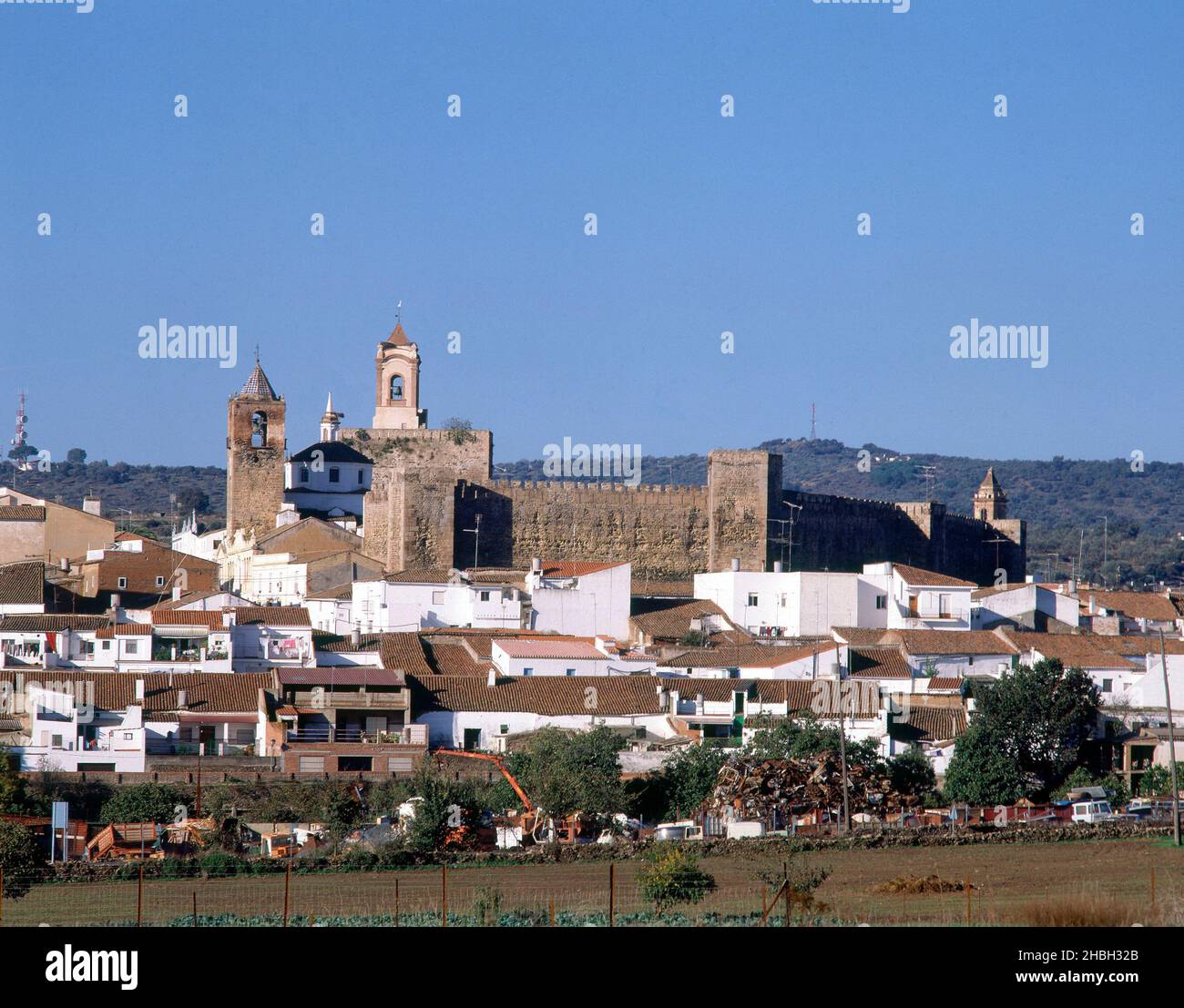 CASTILLO (S XIII) CON EL PUEBLO - FOTO AÑOS 90. Ubicazione: ESTERNO. FREGENAL DE LA SIERRA. Badajoz. SPAGNA. Foto Stock