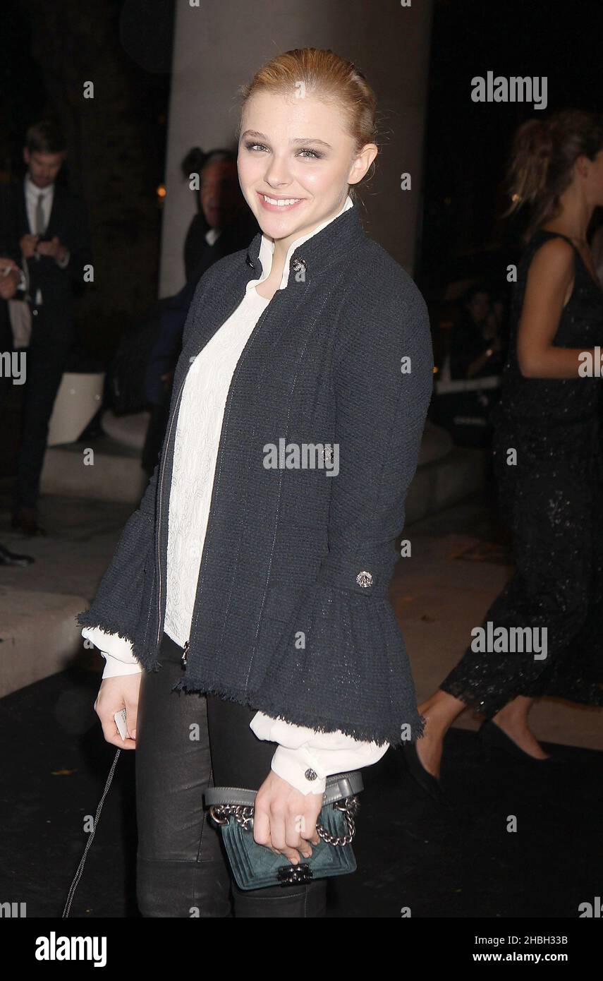 Chloe Grace Moretz arrivo a Chanel: Little Black Jacket Vista privata alla Saatchi Gallery su Kings Road a Londra. Foto Stock