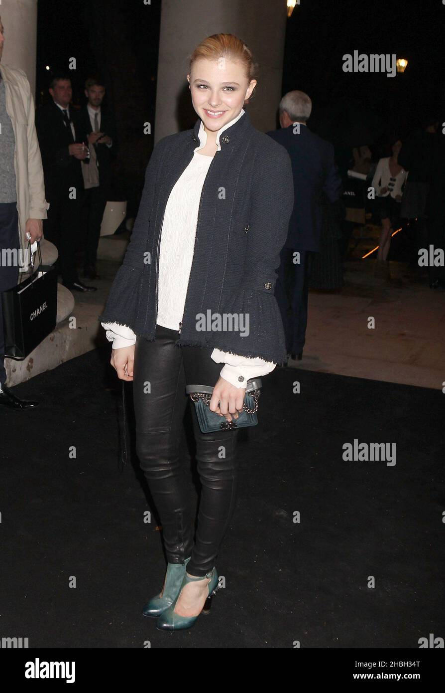 Chloe Grace Moretz arrivo a Chanel: Little Black Jacket Vista privata alla Saatchi Gallery su Kings Road a Londra. Foto Stock