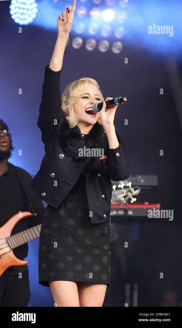 Pixie Lott si esibisce al British Legion National Poppy Appeal Launch a Trafalgar Square, Londra. Foto Stock