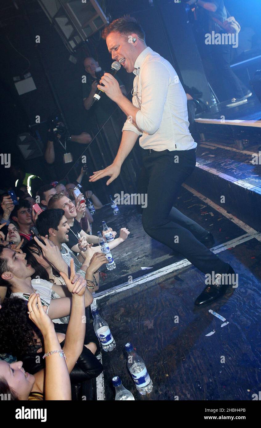 Olly Murs si esibisce dal vivo sul palco al G-A-Y Heaven di Londra. Foto Stock