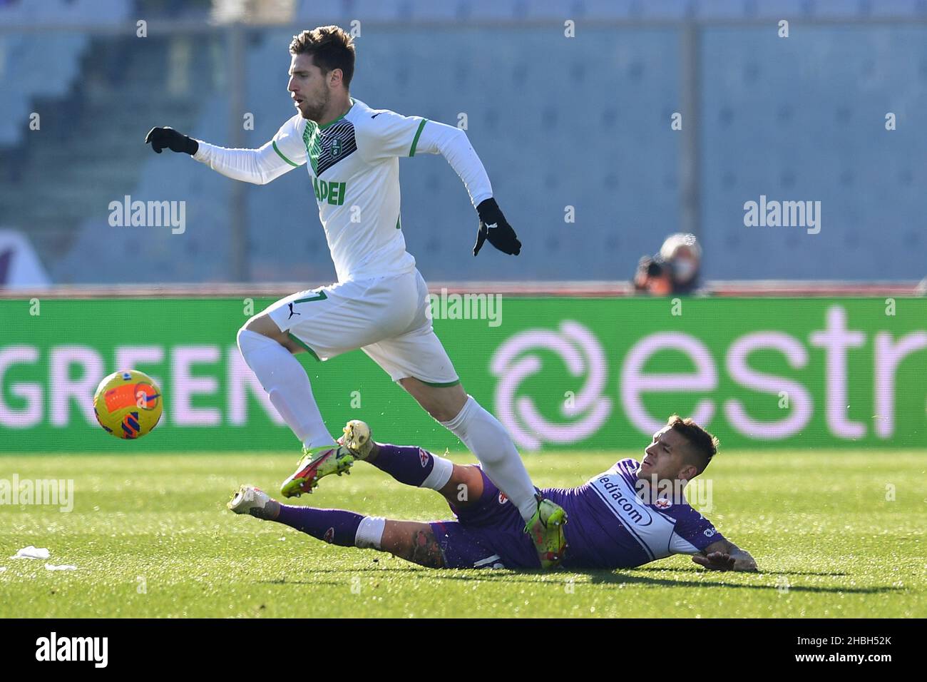 Stadio Artemio Franchi, Firenze, 19 dicembre 2021, Giorgos Kyriakopoulos (Sassuolo) e Lucas Torreira (Fiorentina) durante ACF Fiorentina Foto Stock