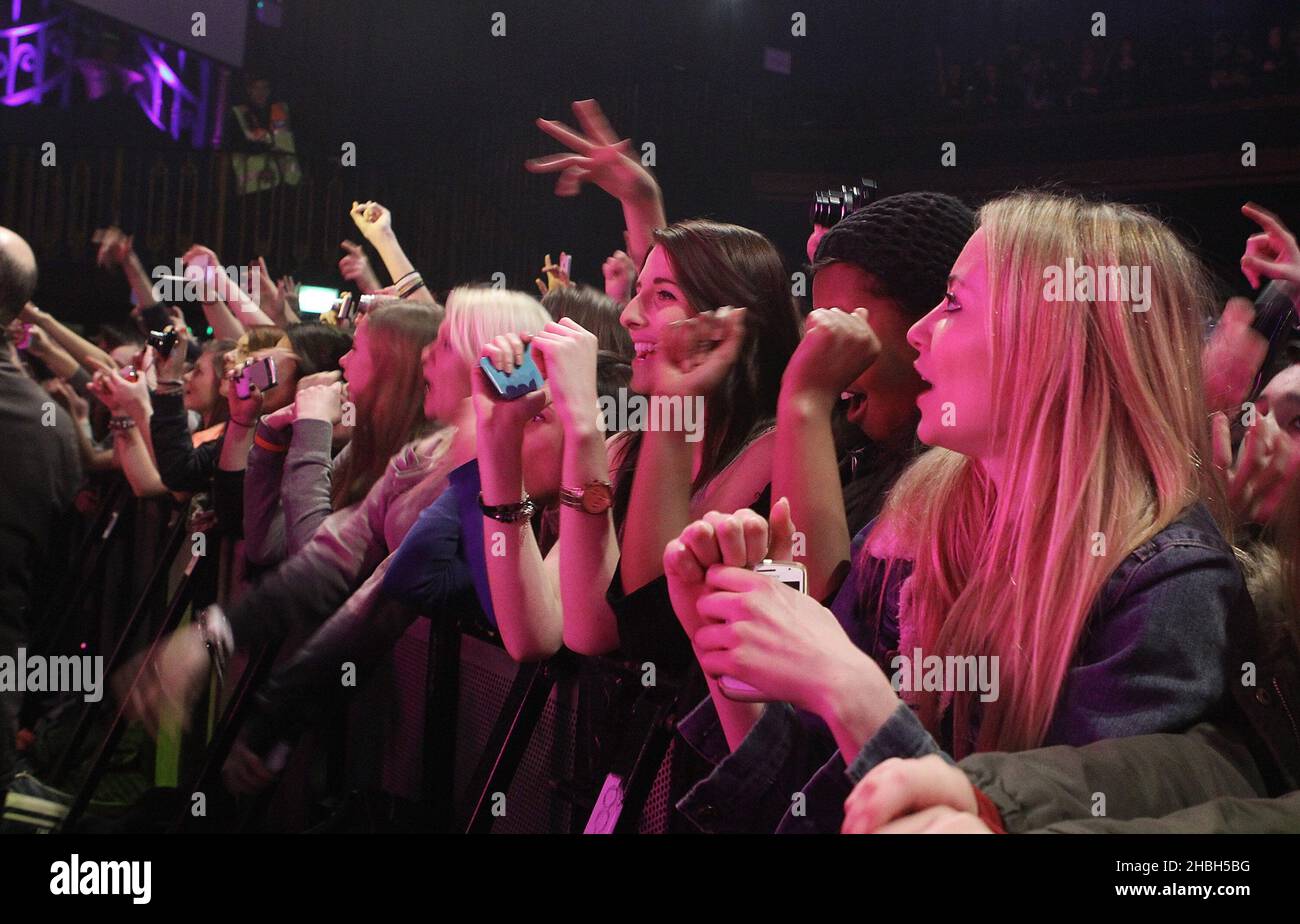 La folla guarda come preforme Conor Maynard al concerto MTV Brand New for 2013 al Forum HMV di Londra. Foto Stock