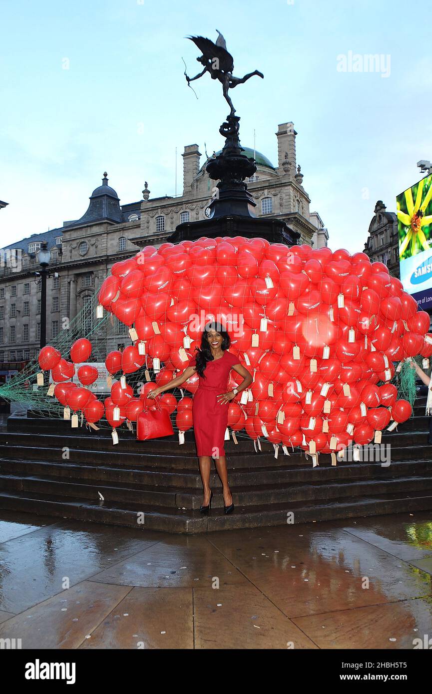 Sinitta lancia il Love London Day il giorno di San Valentino con la statua di Eros Piccadilly, Londra Foto Stock