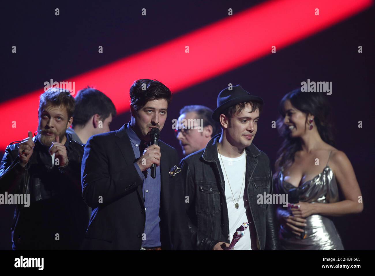 Marcus Mumford di Mumford and Sons accetta il premio Best British Group durante i Brit Awards 2013 alla O2 Arena di Londra. Foto Stock