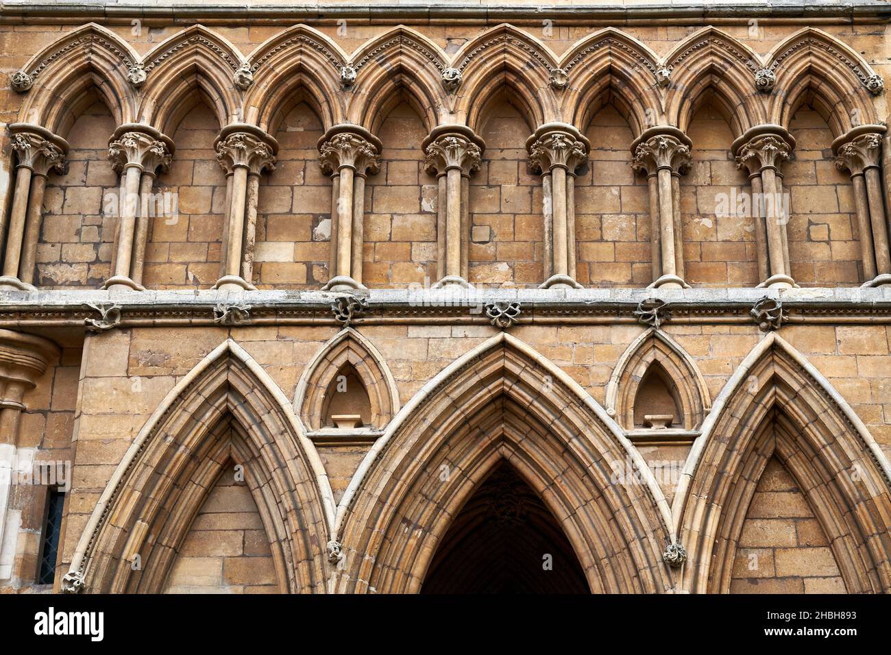 Archi decorativi in pietra all'estremità normanna ovest della cattedrale a Lincoln, Inghilterra. Foto Stock