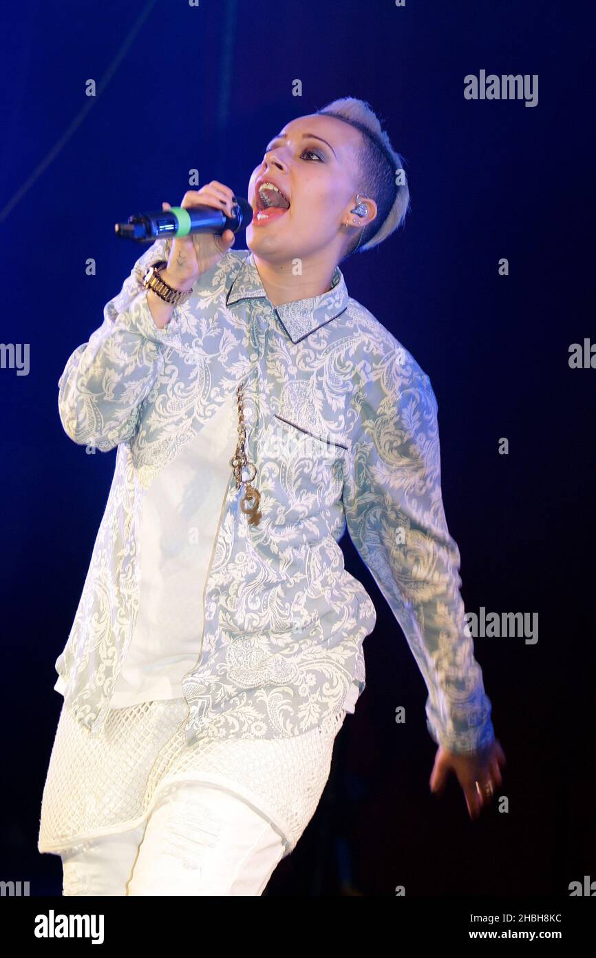 Courtney Rumbold di Stooshe suona sul palco al G-A-Y Heaven di Londra. Foto Stock