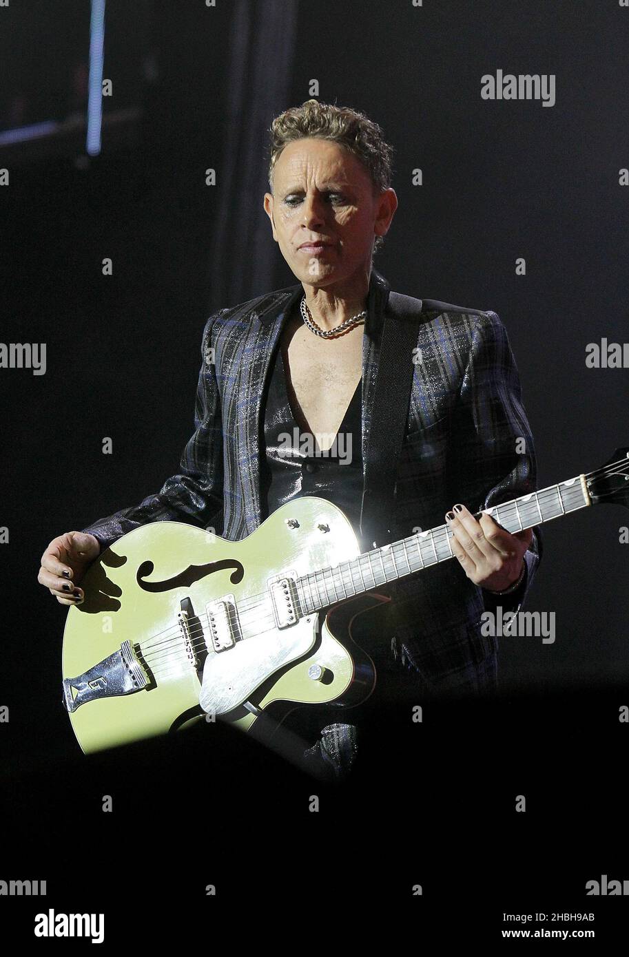 Martin Gore of Depeche Mode si esibisce sul palco alla 02 Arena di Londra. Foto Stock