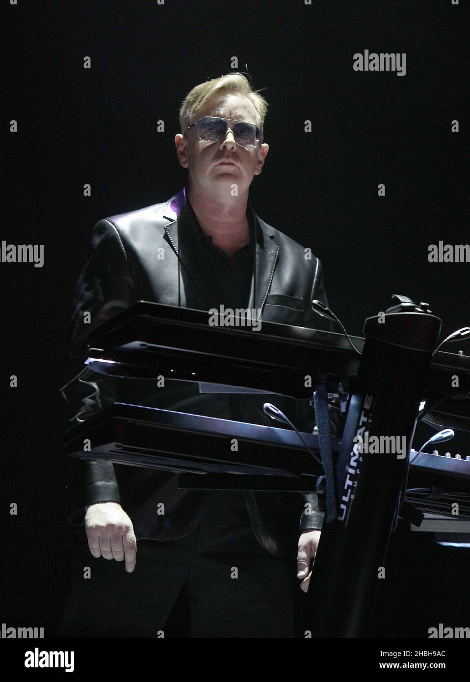 Andy Fletcher di Depeche Mode si esibisce sul palco alla 02 Arena di Londra. Foto Stock