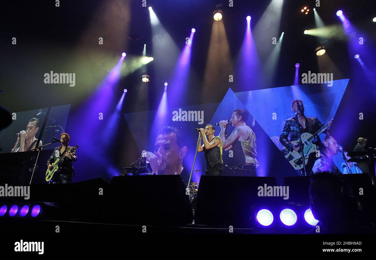 Martin Gore e David Gahan della Depeche Mode suonano sul palco alla 02 Arena di Londra. Foto Stock