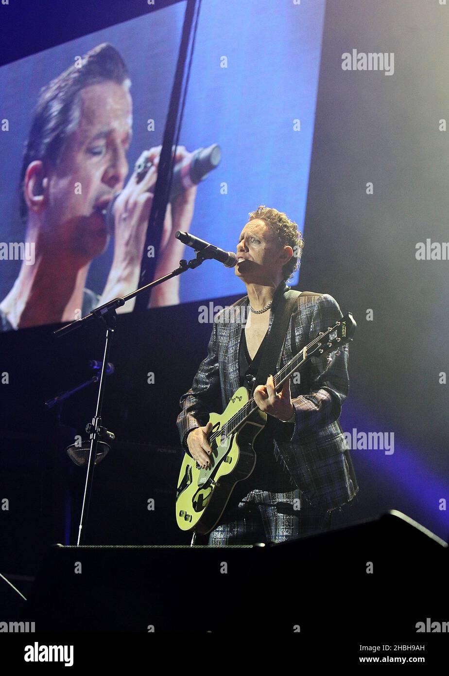 Martin Gore of Depeche Mode si esibisce sul palco alla 02 Arena di Londra. Foto Stock