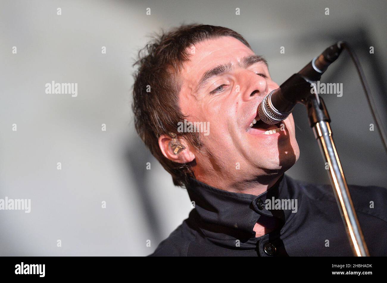 Liam Gallagher suona con Beady Eye sul palco al Camden Centre di Londra. Foto Stock