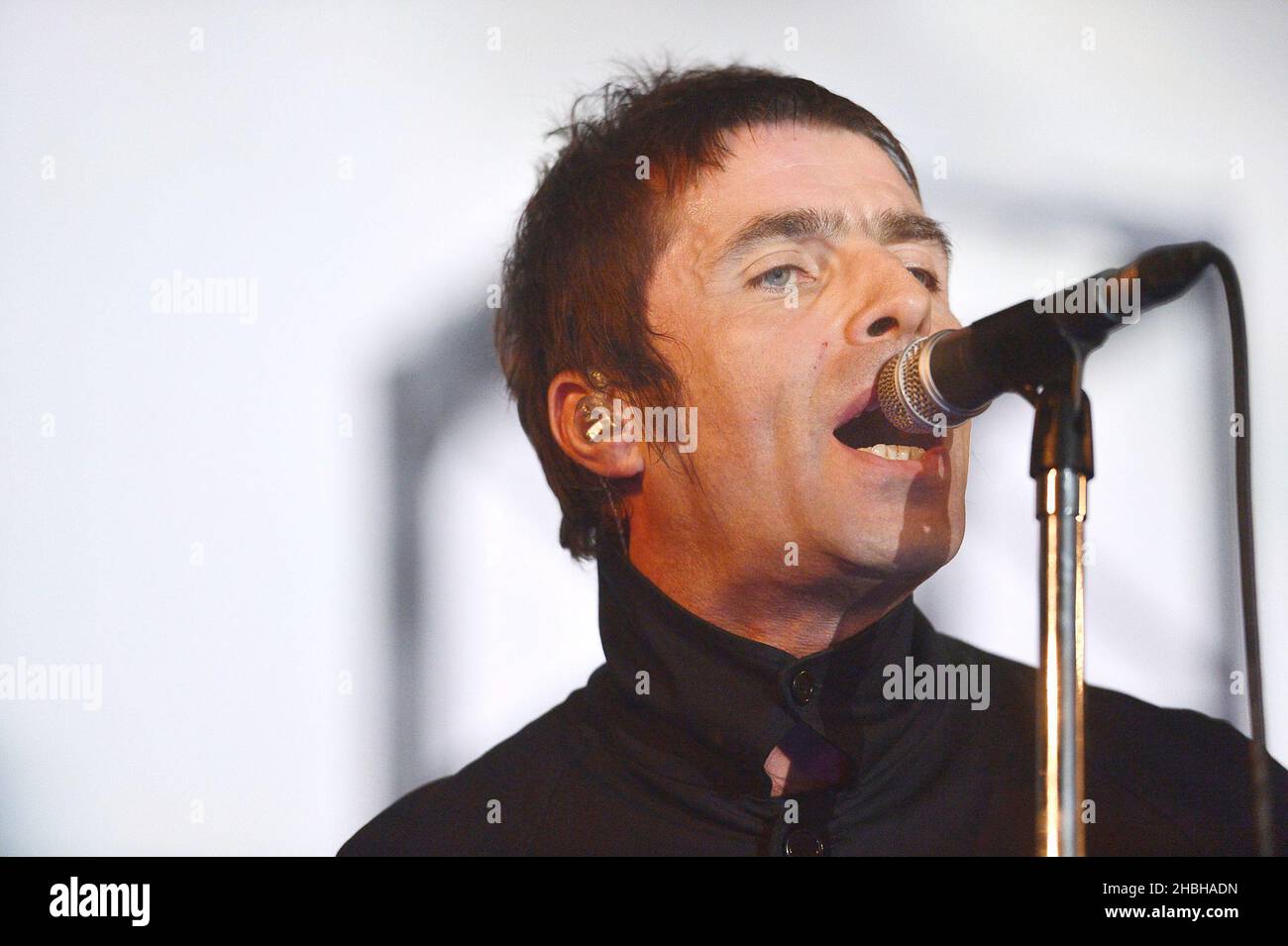 Liam Gallagher suona con Beady Eye sul palco al Camden Centre di Londra. Foto Stock