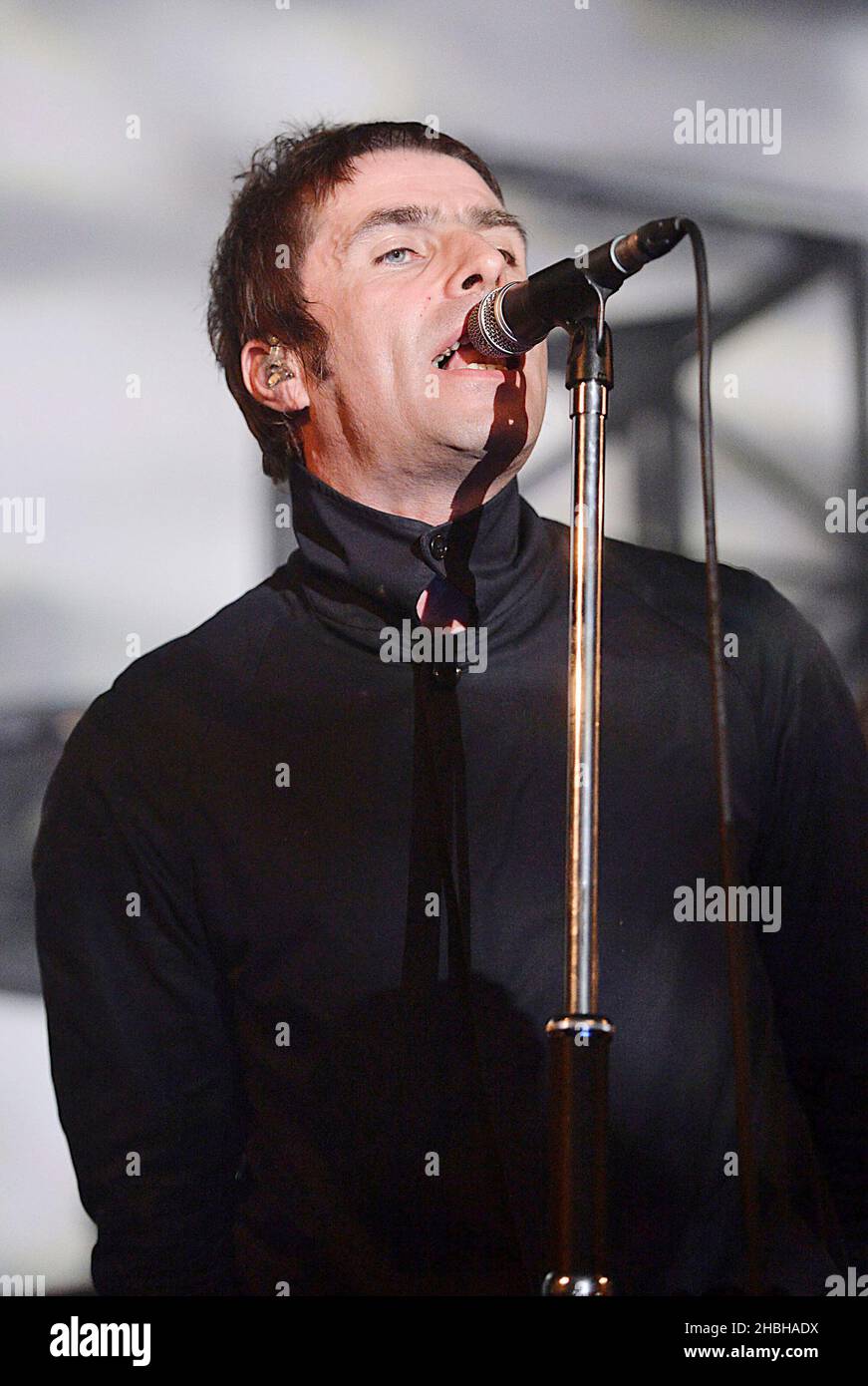 Liam Gallagher suona con Beady Eye sul palco al Camden Centre di Londra. Foto Stock