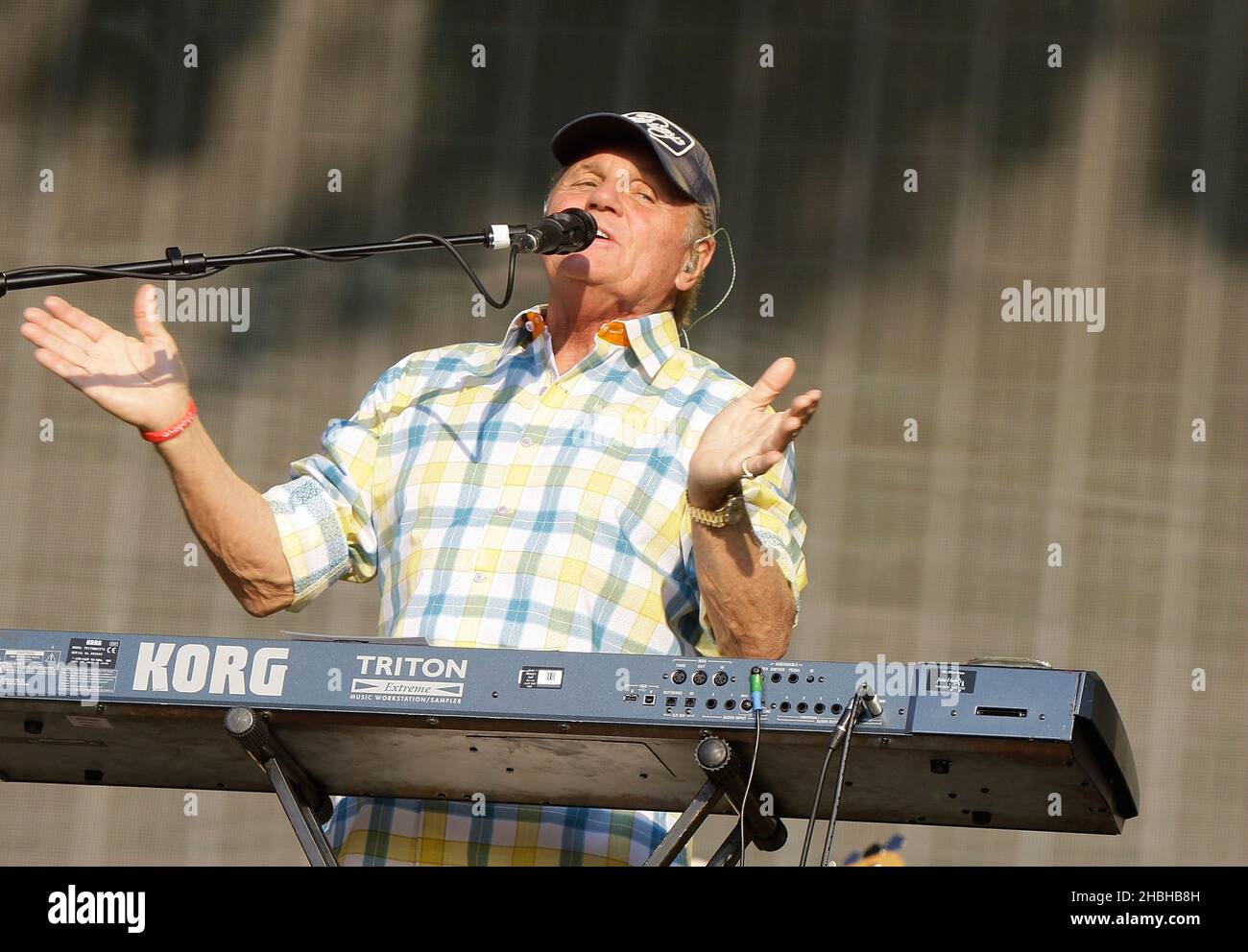 Brian Johnston of the Beach Boys si esibisce sul palco al Summertime Festival Day 3 di Barclay a Hyde Park a Londra. Foto Stock