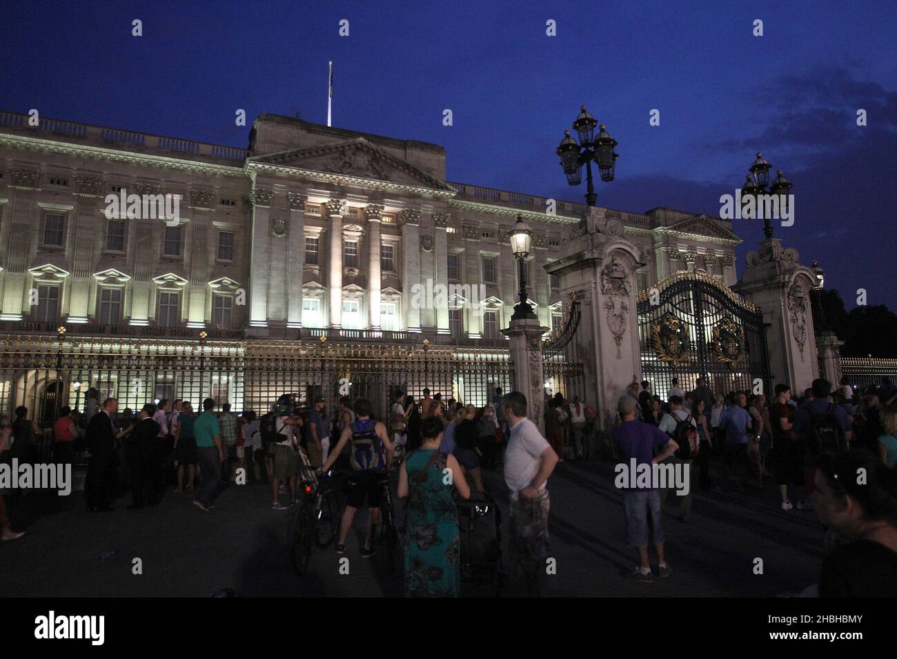 I membri del pubblico si riuniscono fuori da Buckingham Palace dopo che un cavalletto è stato posto nel Forecourt del palazzo con la notifica, per annunciare la nascita di un bambino, a 4,24pm anni al duca e duchessa di Cambridge al St Mary's Hospital a Londra ovest. Foto Stock