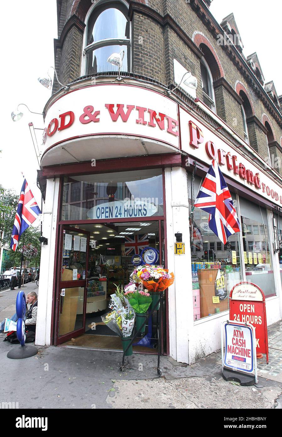 Negozio di cibo e vino locale a Great Portland Street con bandiere che celebrano la nascita reale del bambino a Londra. Foto Stock