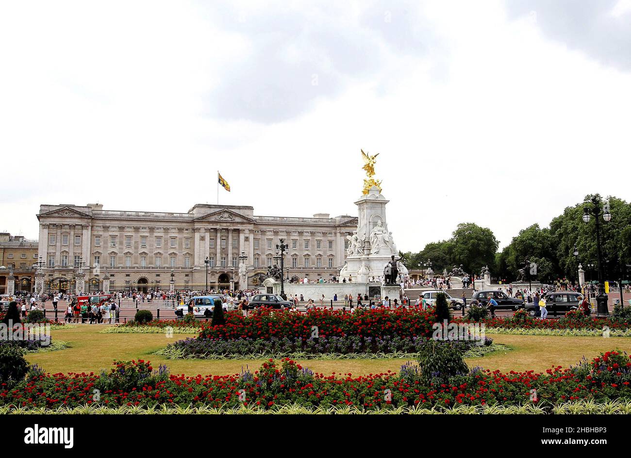 All'esterno di Buckingham Palace, il giorno successivo alla nascita reale di un bambino sano al Duca e alla Duchessa di Cambridge, il 22nd luglio 2013, si vedono folle di ben wishers. Pesò le albe 6oz. Foto Stock