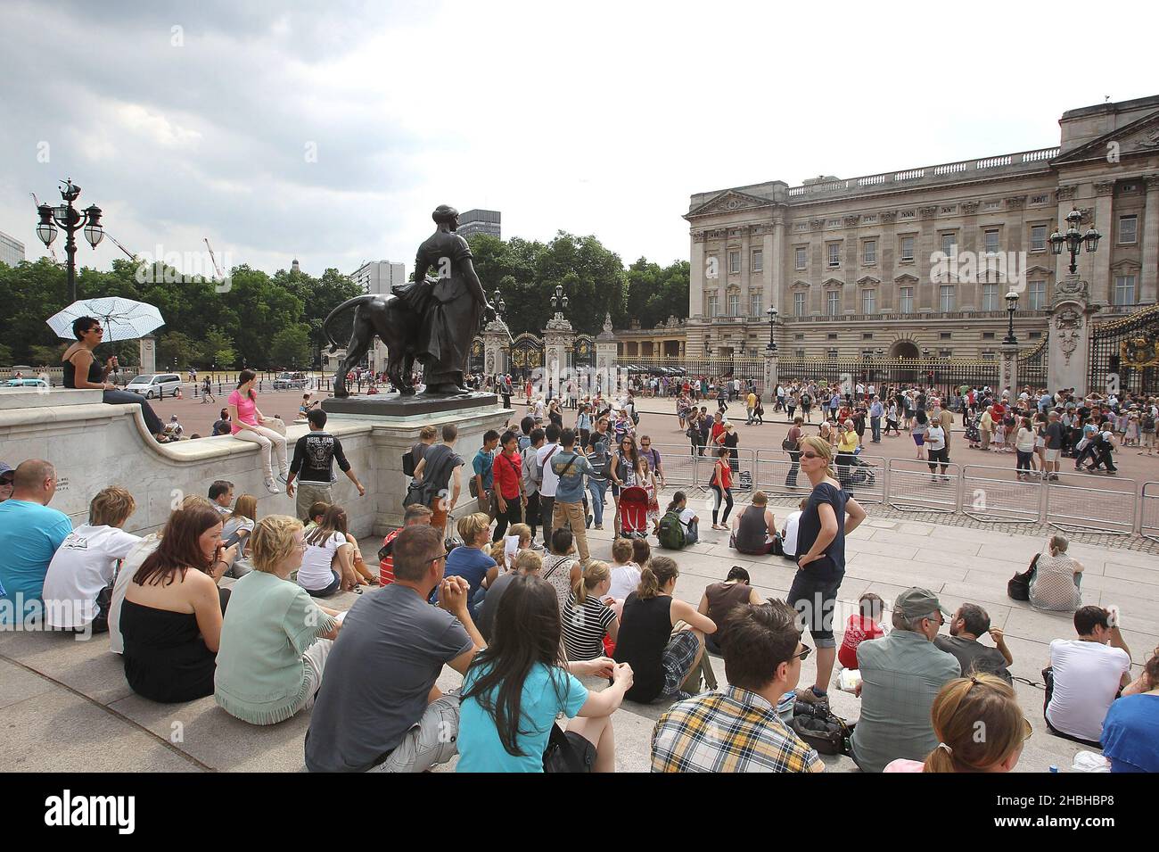 All'esterno di Buckingham Palace, il giorno successivo alla nascita reale di un bambino sano al Duca e alla Duchessa di Cambridge, il 22nd luglio 2013, si vedono folle di ben wishers. Pesò le albe 6oz. Foto Stock