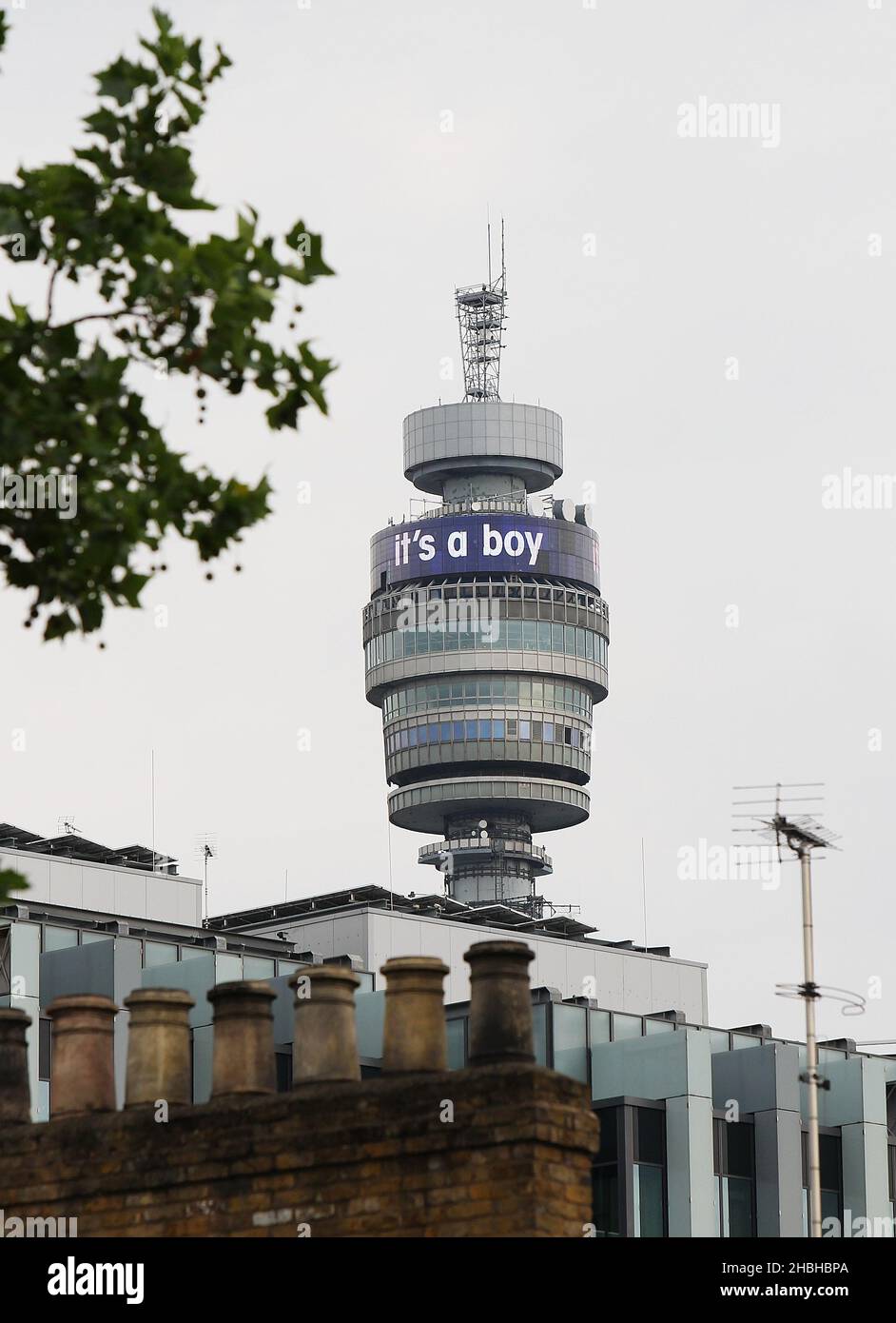 La torre dell'ufficio postale celebra la nascita reale con it's a Boy Sign in London. Foto Stock