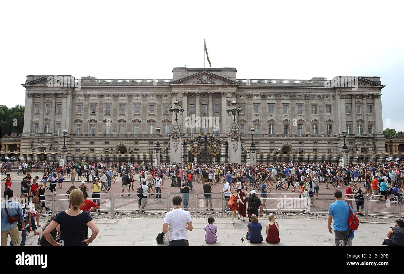 All'esterno di Buckingham Palace, il giorno successivo alla nascita reale di un bambino sano al Duca e alla Duchessa di Cambridge, il 22nd luglio 2013, si vedono folle di ben wishers. Pesò le albe 6oz. Foto Stock