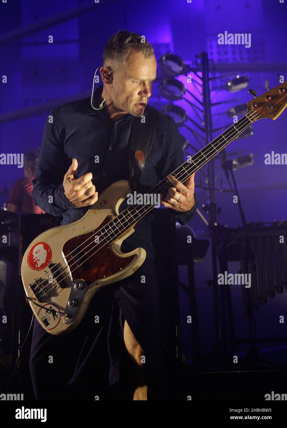Flea of Red Hot Chili Peppers suona con Atoms for Peace alla Roundhouse di Londra. Foto Stock