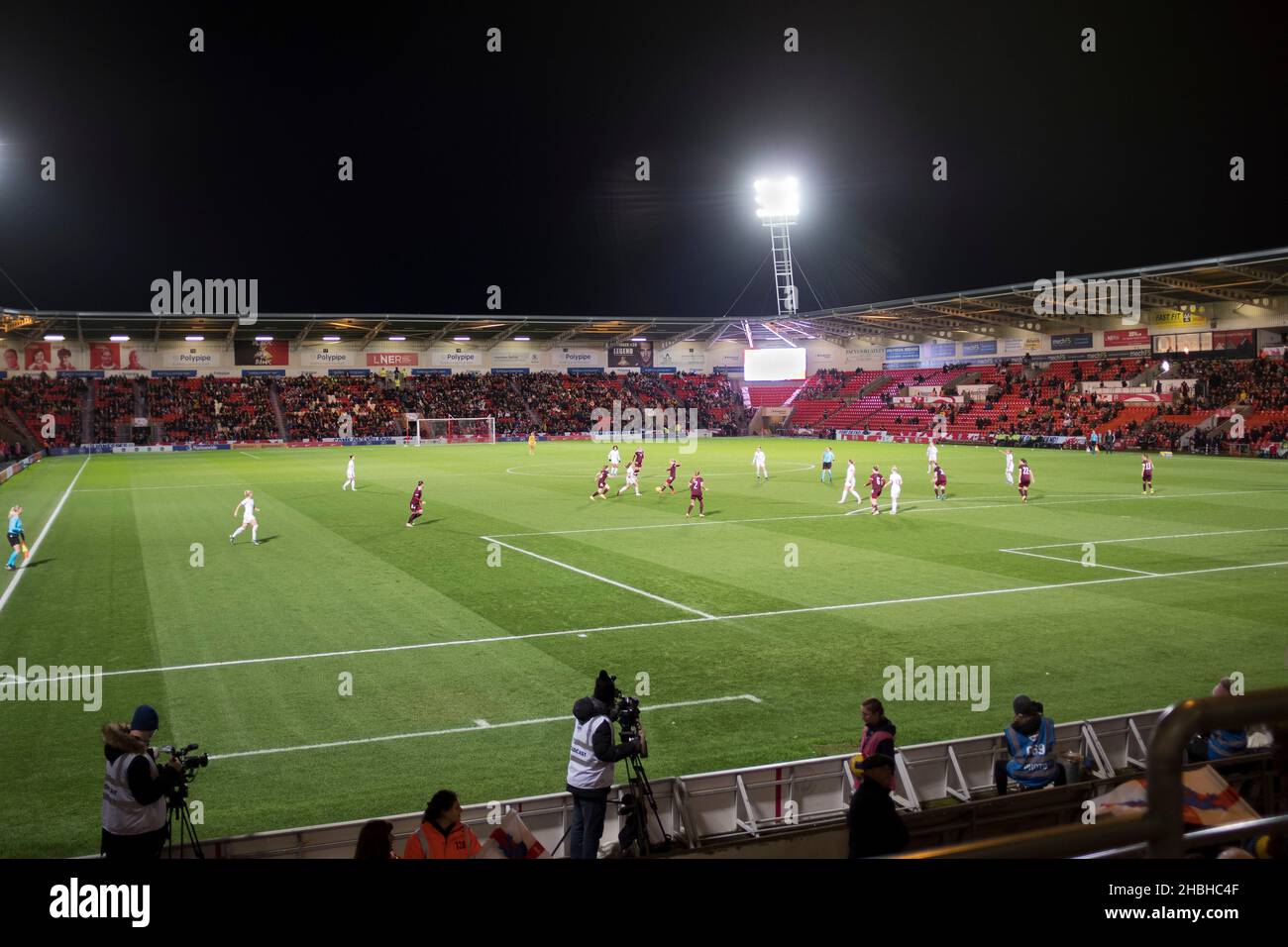 dh Stadiums DONCASTER UK Inghilterra Lionesses donna squadra di calcio che gioca la Lettonia al calcio femminile nello stadio campo donne squadra che vince 20-0 donne Foto Stock