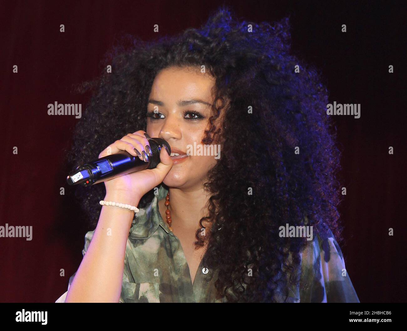 Shereen Cutkelvin di Neon Jungle suona sul palco al G-A-Y Heaven di London.Shereen Foto Stock
