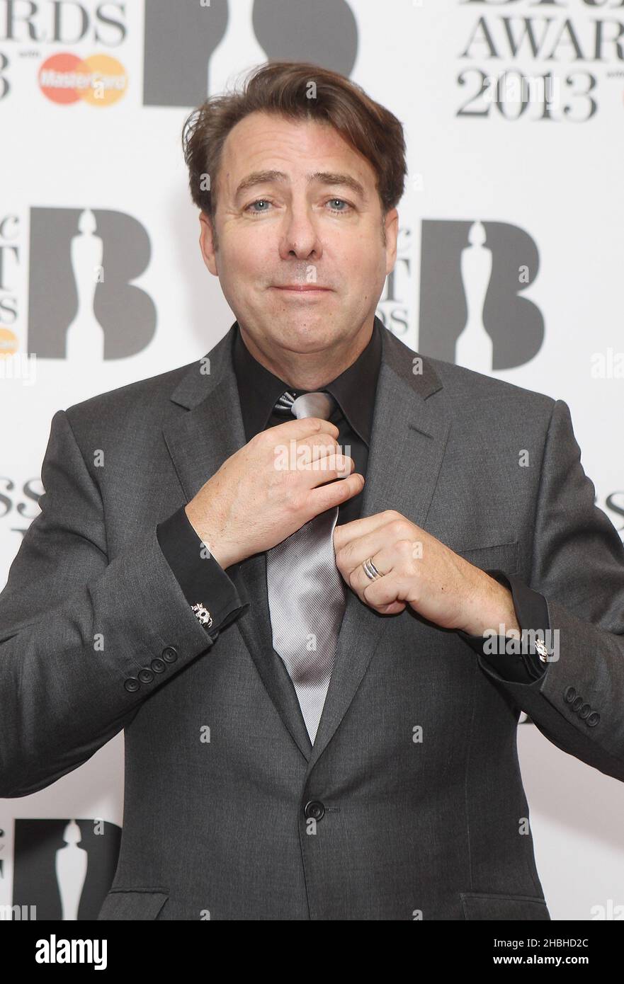 Jonathan Ross si pone al Classic Brit Awards 2013 con Mastercard al Royal Albert Hall di Londra. Foto Stock