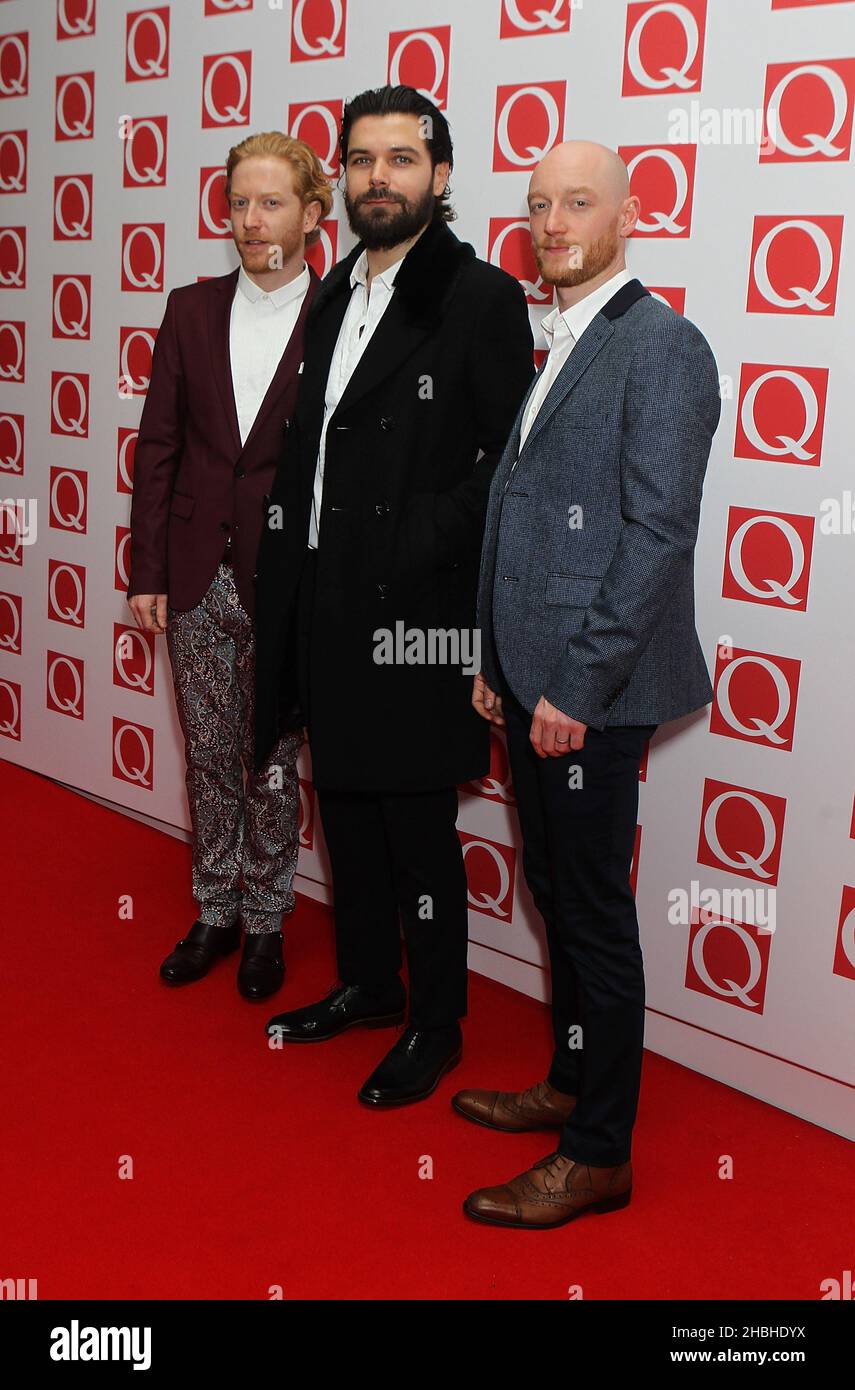 (Da sinistra a destra) James Johnston, Simon Neil e ben Johnston di Biffy Clyro partecipano ai Q Awards al Grosvenor House Hotel di Londra. Foto Stock