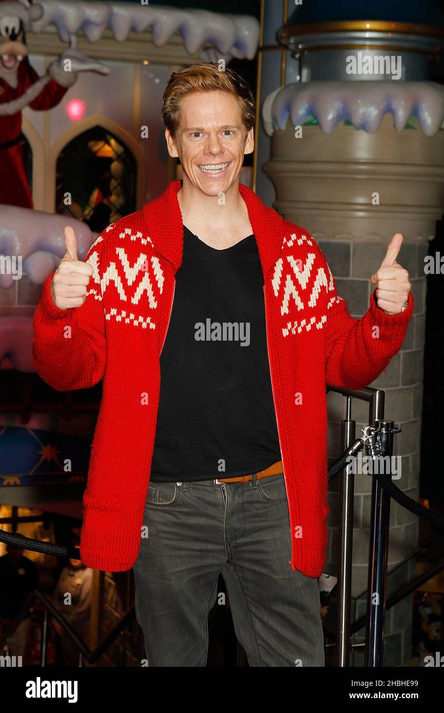Lloyd Wardbery presentatore di Disney's Art Attack partecipa al lancio della Disney Store's Share in the Magic Charity Campaign al Disney Store di Oxford Street a Londra. Foto Stock