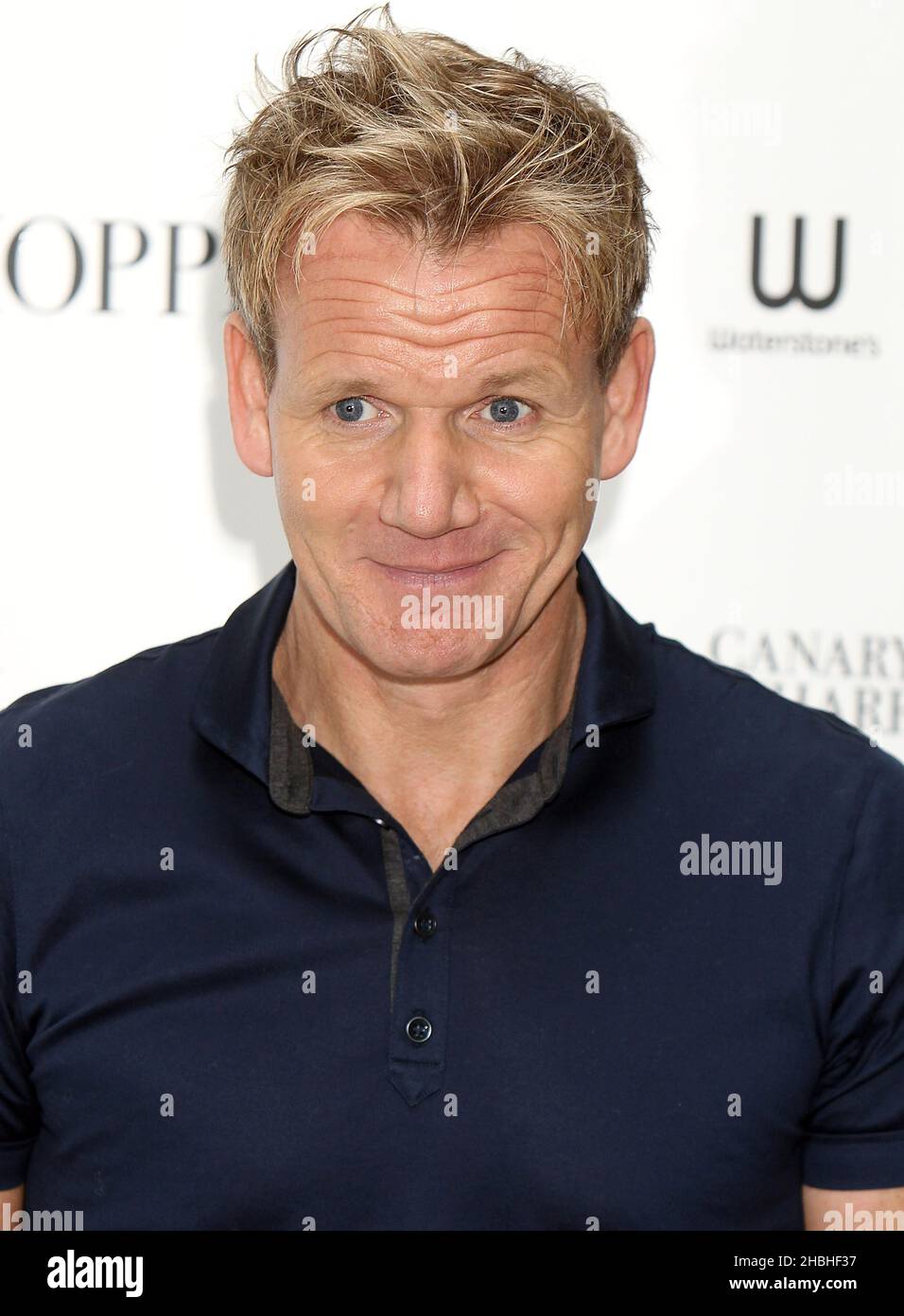 Gordon Ramsay firma copie del suo nuovo libro di cucina Gordon Ramsay's Ultimate Home Cooking al Canary Wharf di Waterstone a Londra. Foto Stock