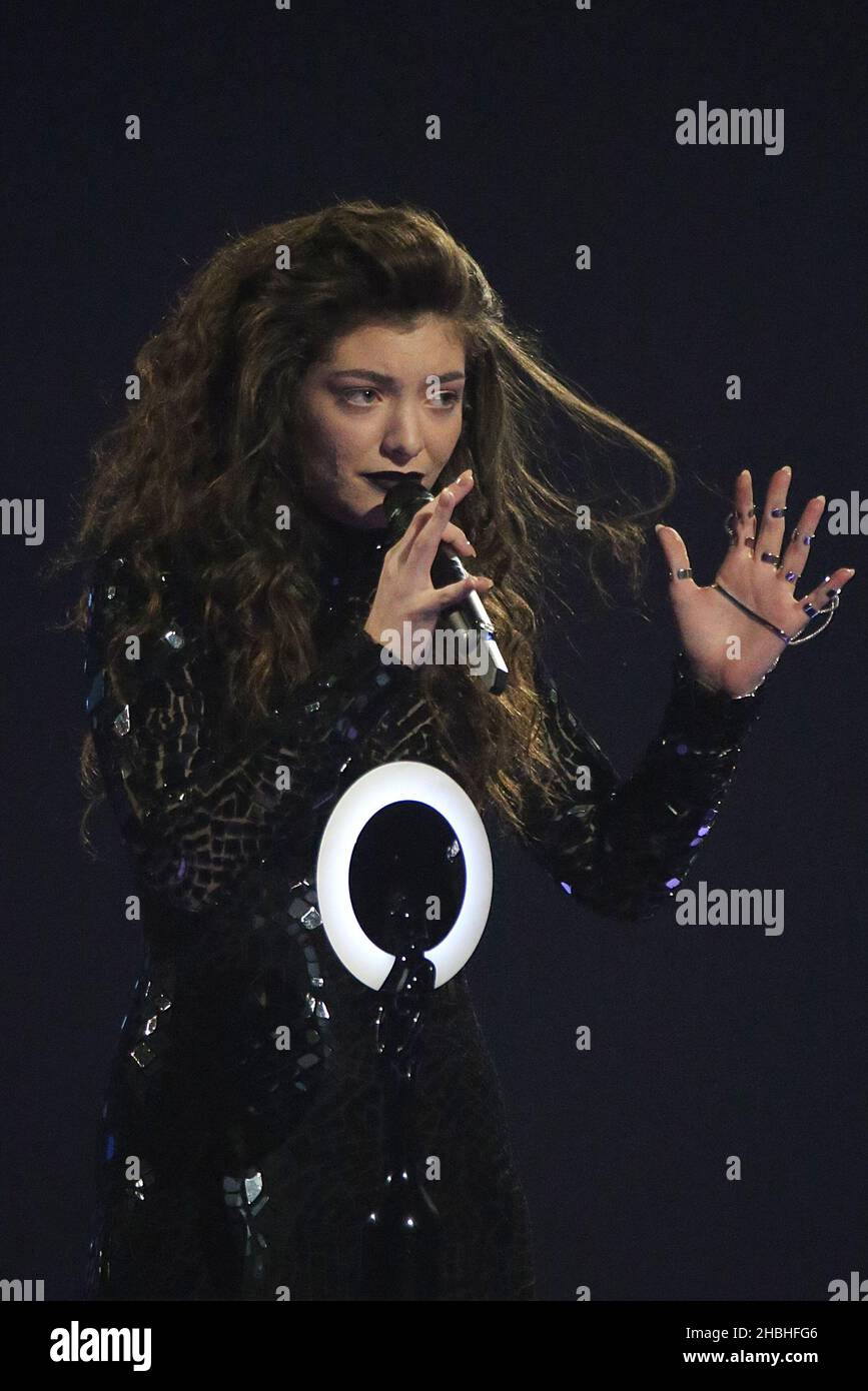 Lord accetta l'awrad per International Female solo Artist durante i Brit Awards 2014 all'Arena O2 di Londra. Foto Stock