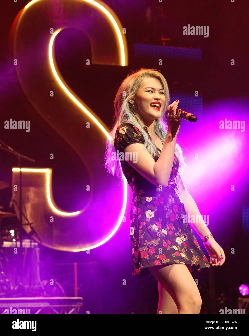 Asami Zdrenka di Neon Jungle pone il backstage alla NCS Live Yes alla Brixton Academy 02 a Londra. Foto Stock