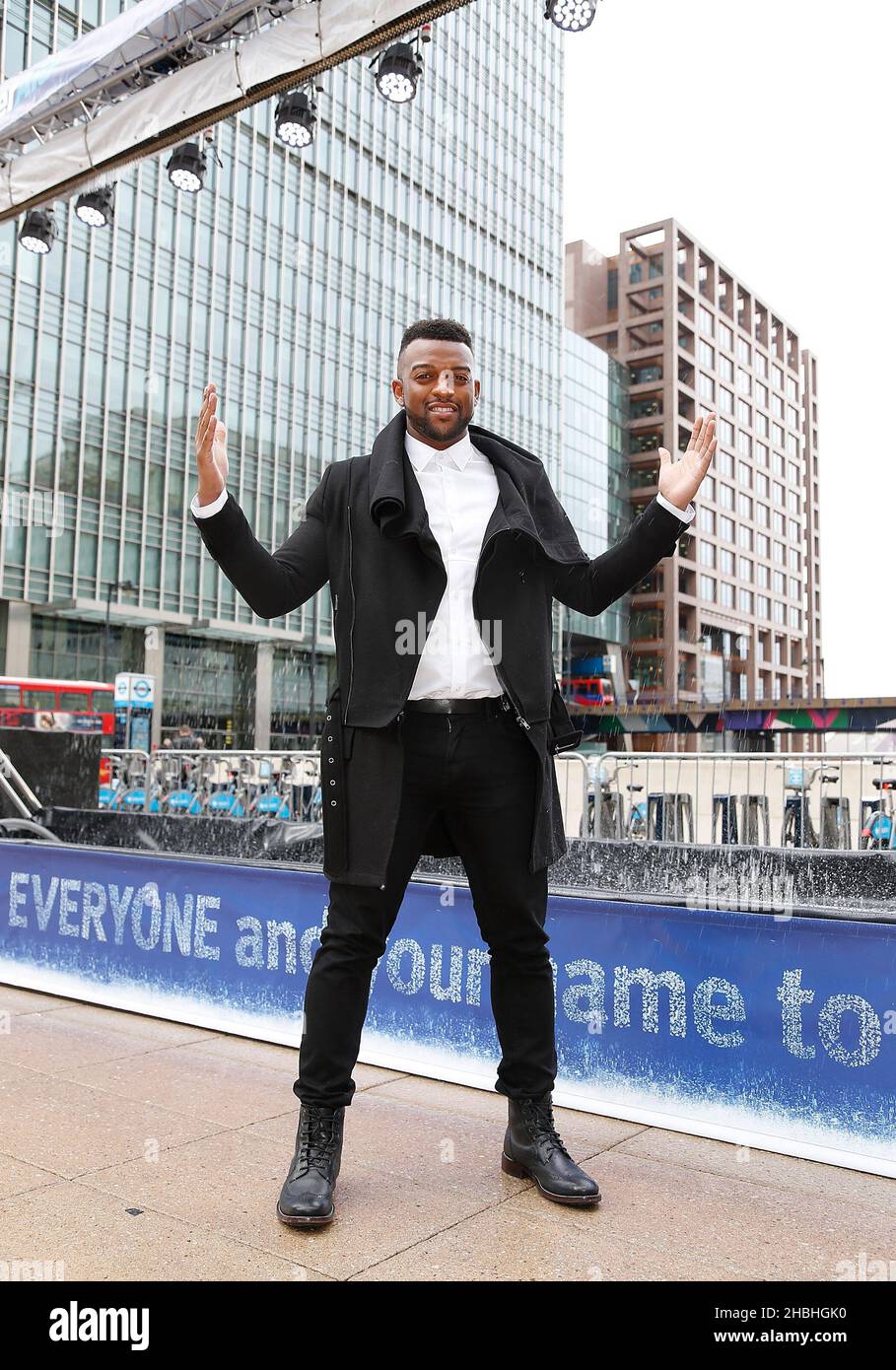 La stella JLS OrTise Williams fa le onde lanciando i 'Watergraphs' di WaterAid per la Giornata Mondiale dell'acqua a Canary Wharf a Londra. Foto Stock