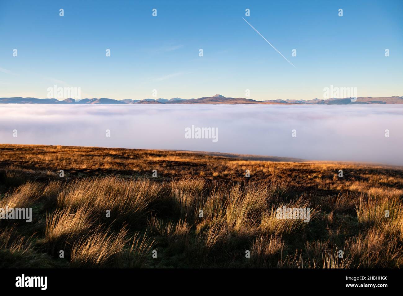 Loch Lomond e il Parco Nazionale Trossachs con ben Lomond al centro che si innalza sopra una fitta inversione di nuvole vista da Campsie Fells, Scozia Foto Stock