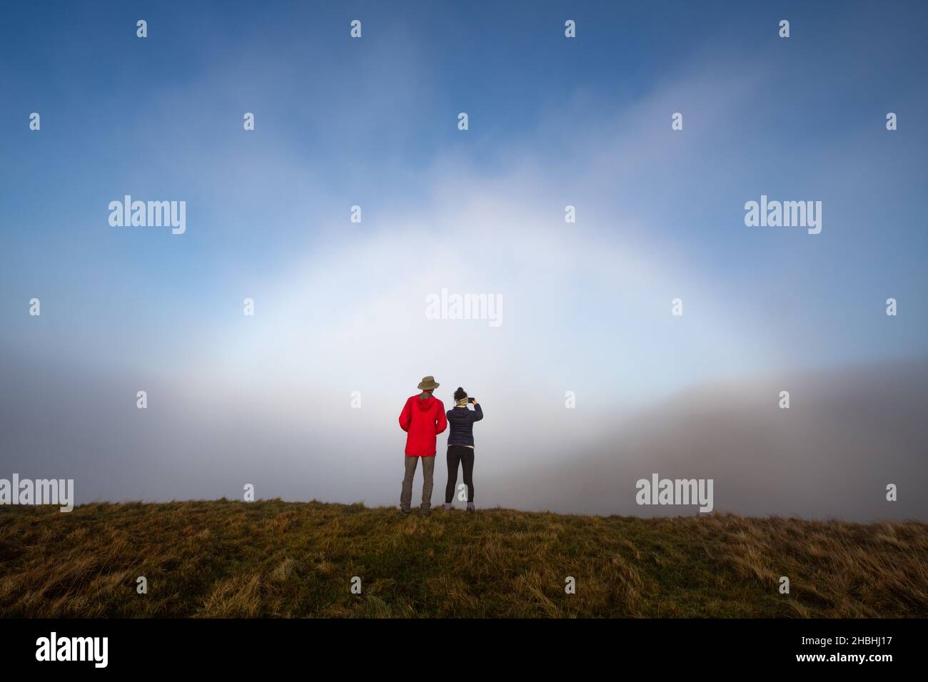 Persone che scattano foto di un FOGBOW o di un Fog Bow in Campsie Fells, Scozia, Regno Unito Foto Stock