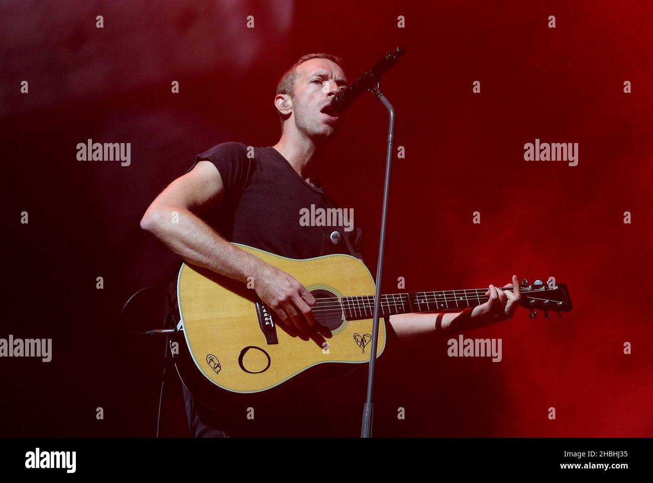 Chris Martin di Coldplay suona sul palco durante il Big Weekend Festival della BBC radio 1 a Glasgow Green, Scozia. Foto Stock