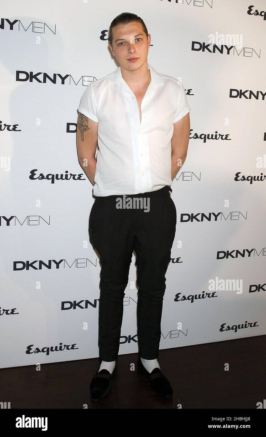 John Newman arriva al debutto della DKNYMEN London Collections Step and Repeat at One Embankment a Londra. Foto Stock