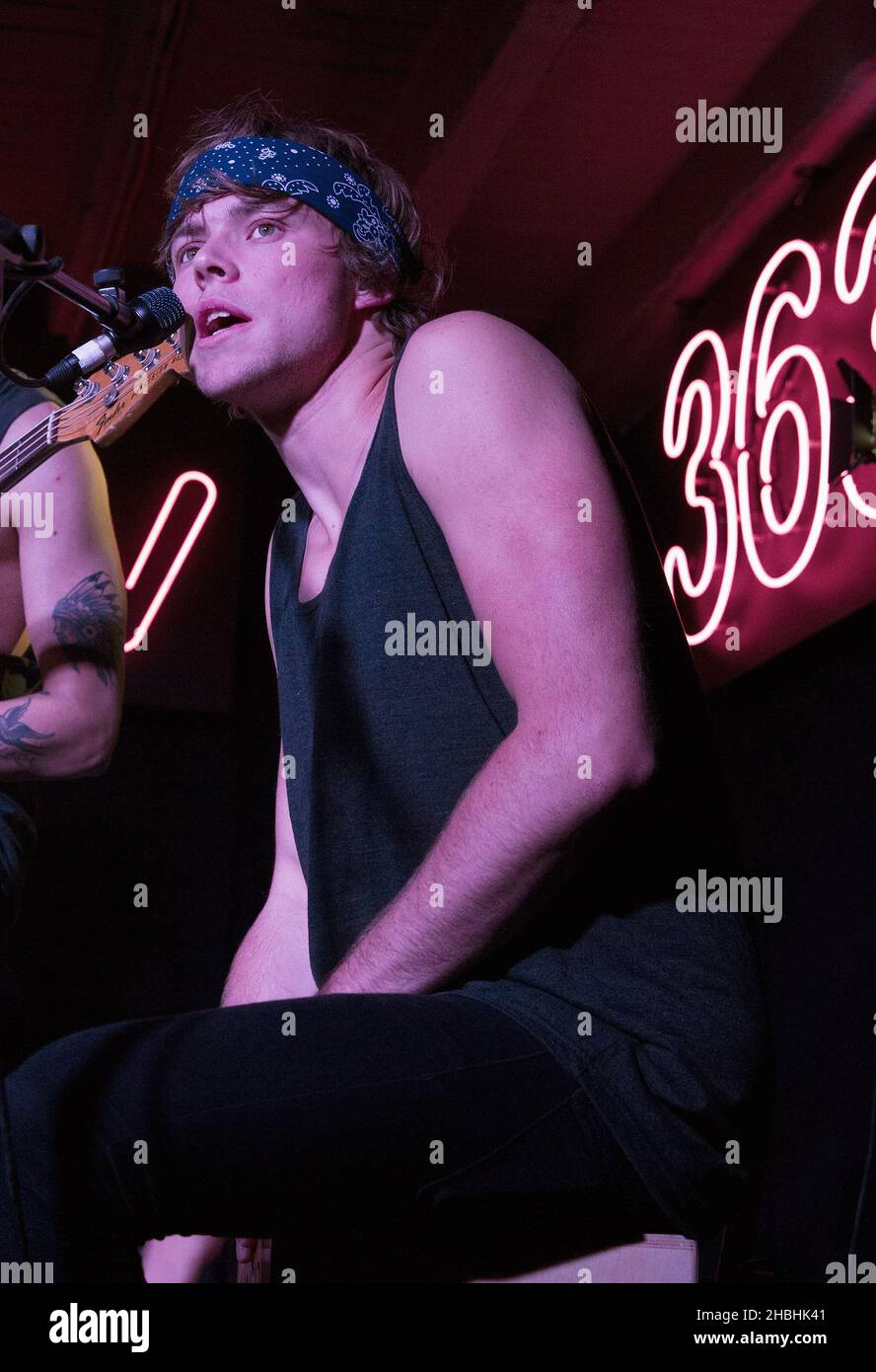 Ashton Irwin di 5 secondi di Summer suona il set acustico sul palco all'HMV Oxford Circus di Londra. Foto Stock